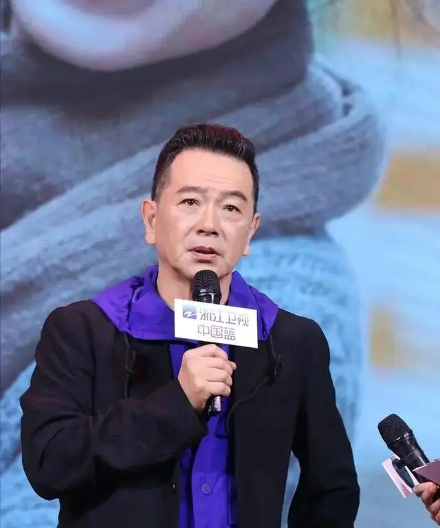张晨光上海定居持续工作，七十岁兼顾影视剧与直播带货 - 现场图